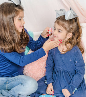 NEW! Holly Cuddles - Holiday Ultra Deluxe Makeup Kit